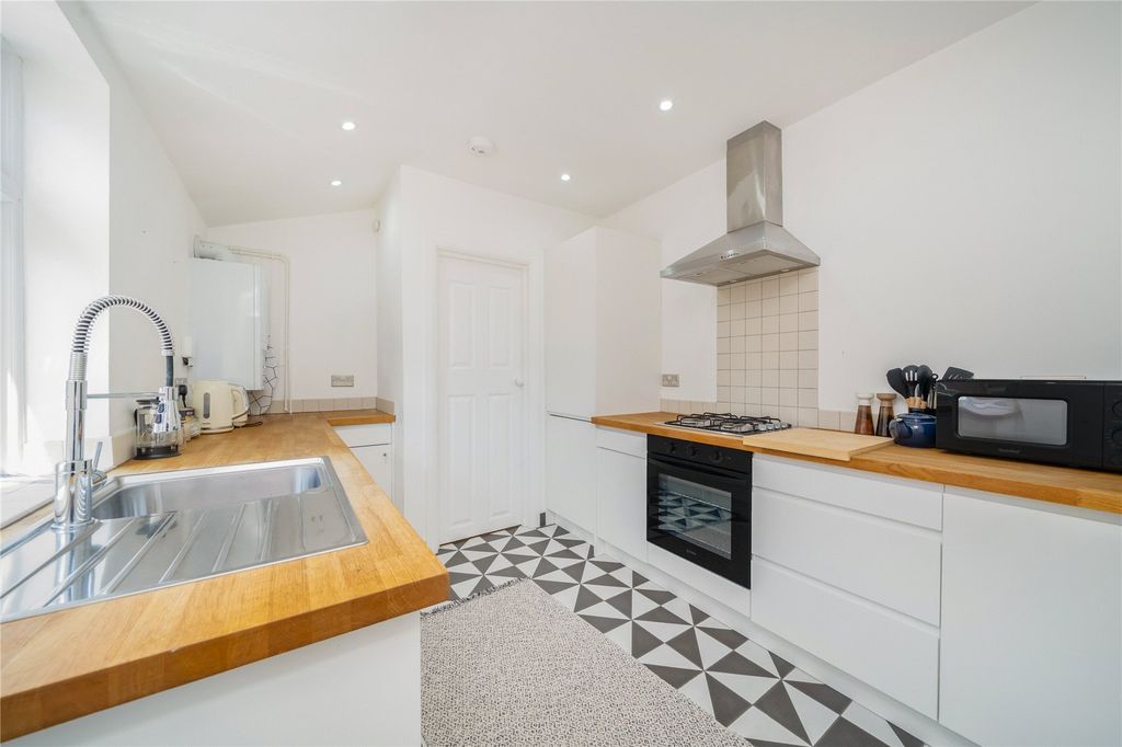Property photo 3 of 7 Kitchen