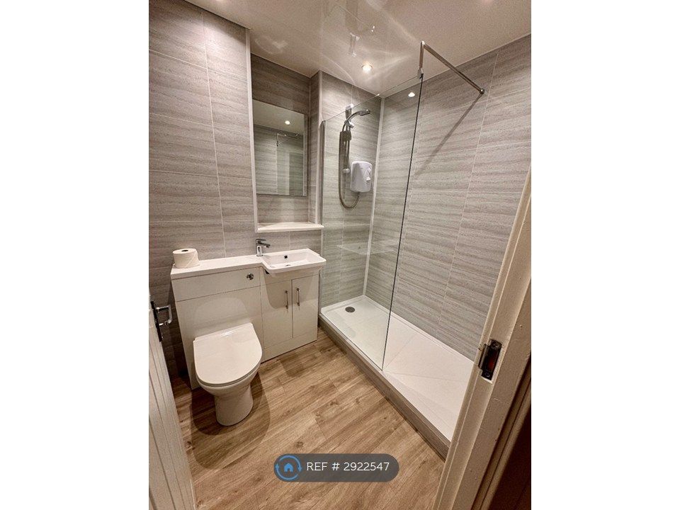 Property photo 3 of 8 Toilet / Shower