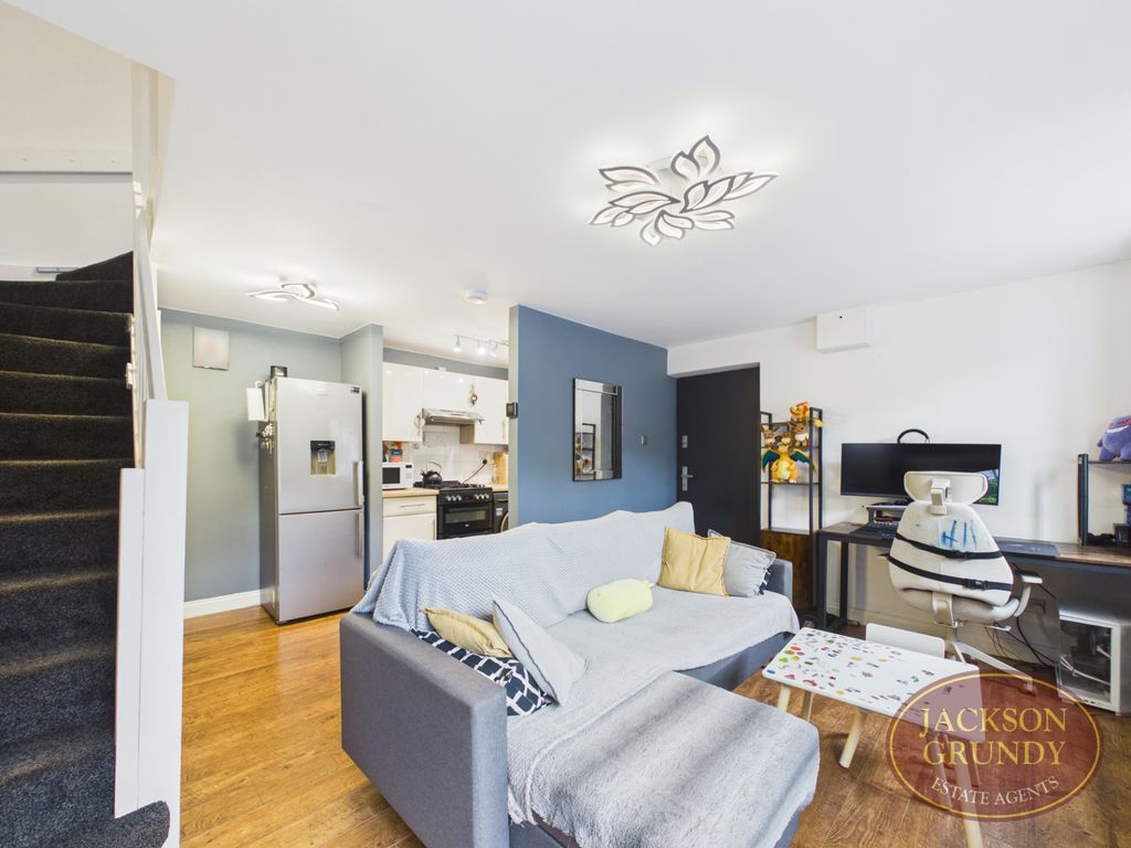 Property photo 3 of 16 Winnington Close