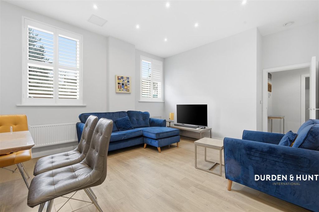 Property photo 2 of 11 Essex House