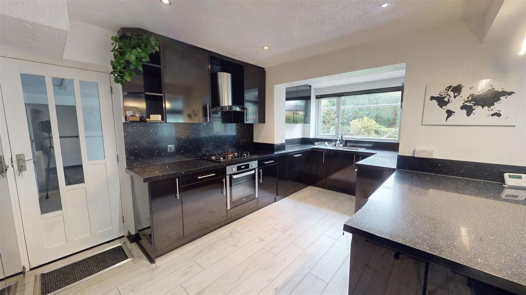 Property photo 3 of 18 Kitchen