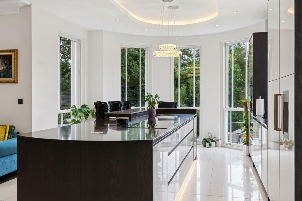 Property photo 3 of 28 Image