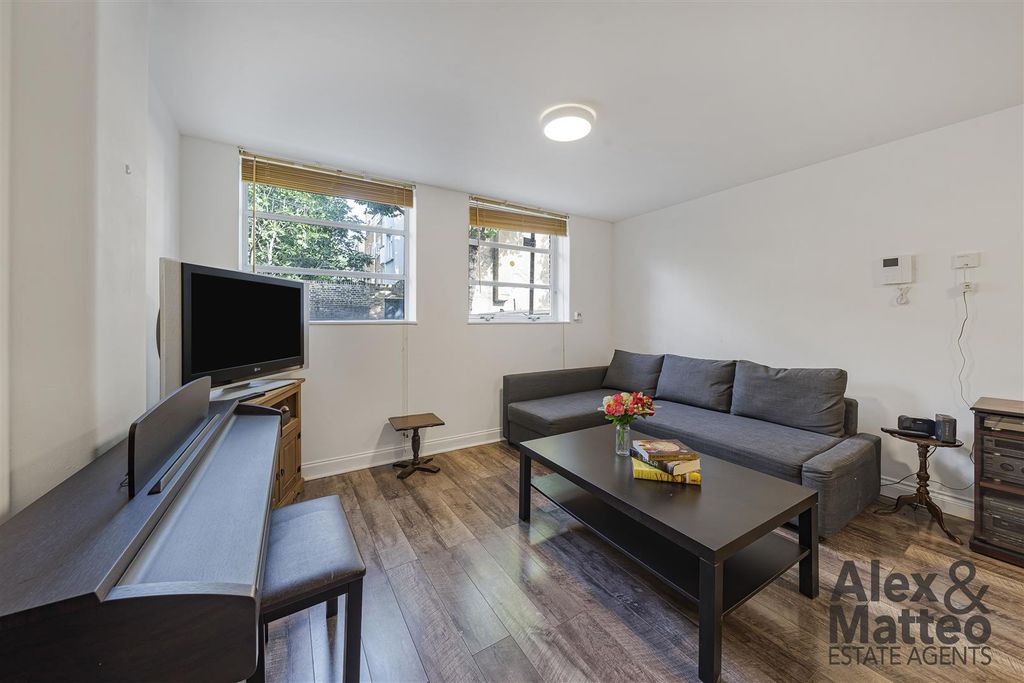 Property photo 2 of 18 Solarium Court