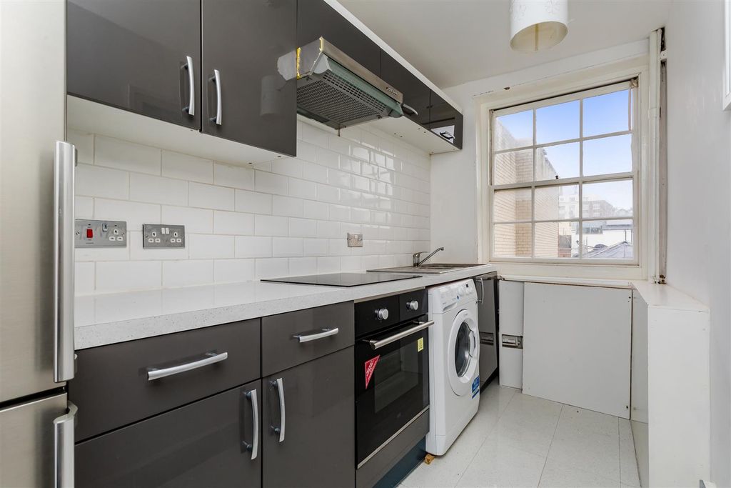 Property photo 3 of 9 Kitchen