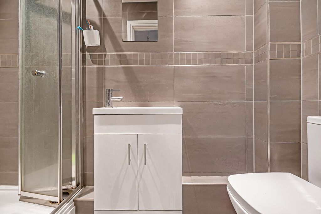 Property photo 3 of 18 Bathroom