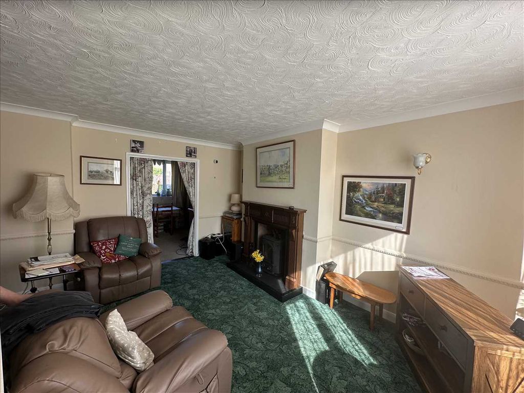 Property photo 3 of 17 Lounge: