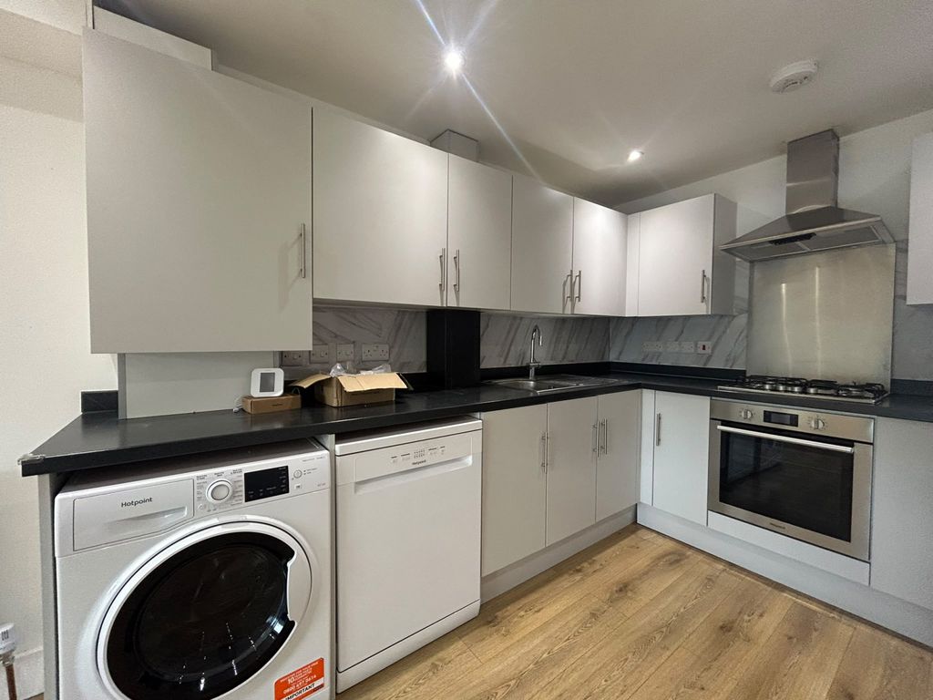 Property photo 1 of 8 2 Bed Flat To Rent Barge Drive, Southall Ub2