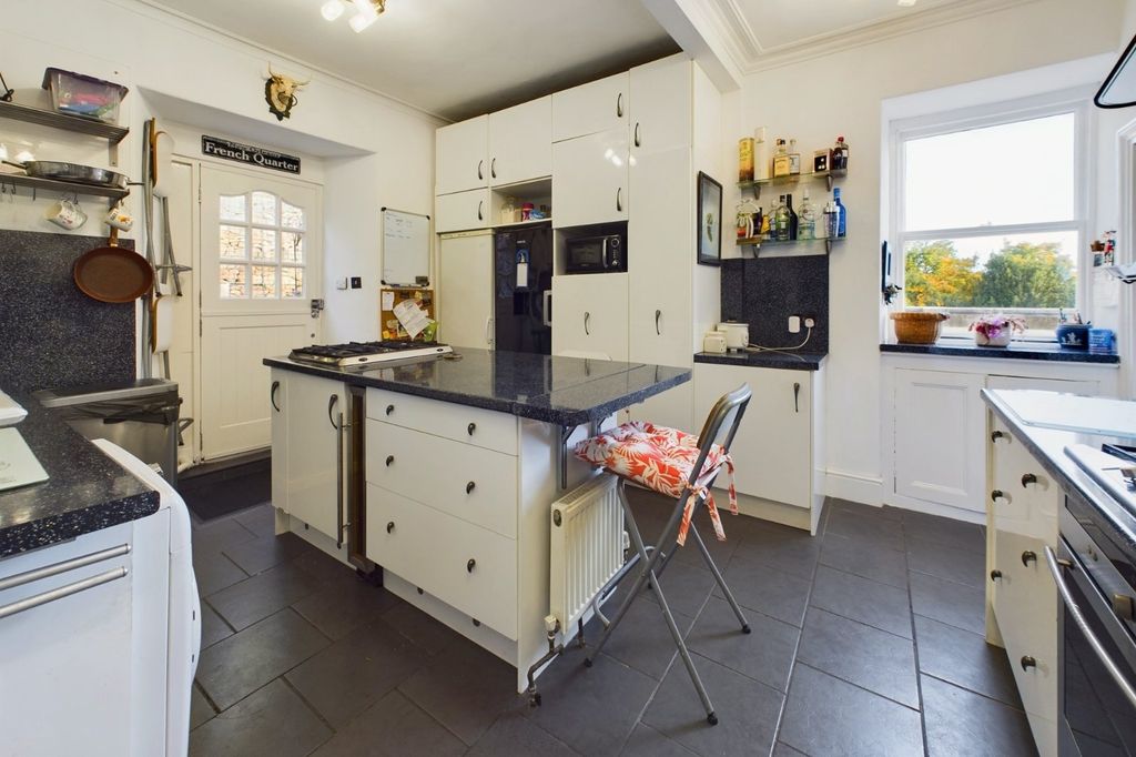 Property photo 2 of 12 Kitchen/Breakfast