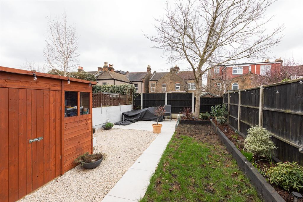 Property photo 3 of 57 Carnarvon Road, E18