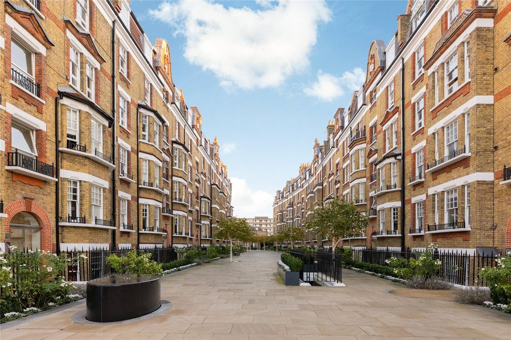 Property photo 1 of 7 Courtyard