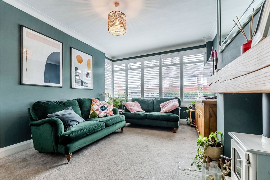 Property photo 3 of 13 Lounge