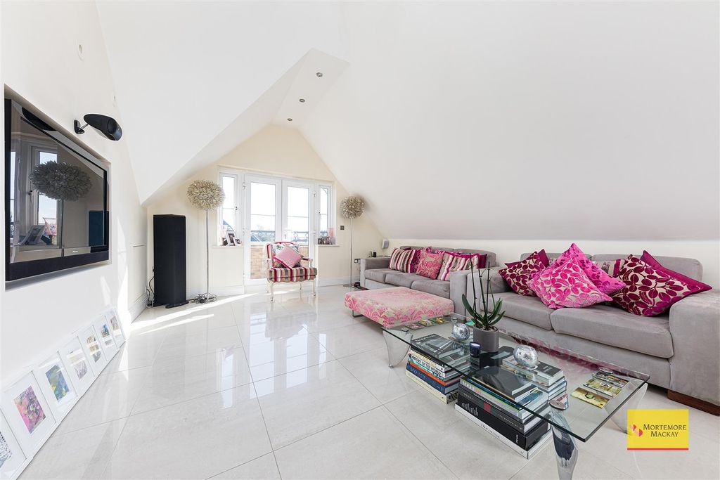 Property photo 3 of 17 010.Jpg
