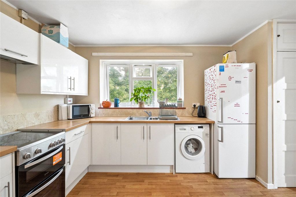 Property photo 3 of 10 Kitchen