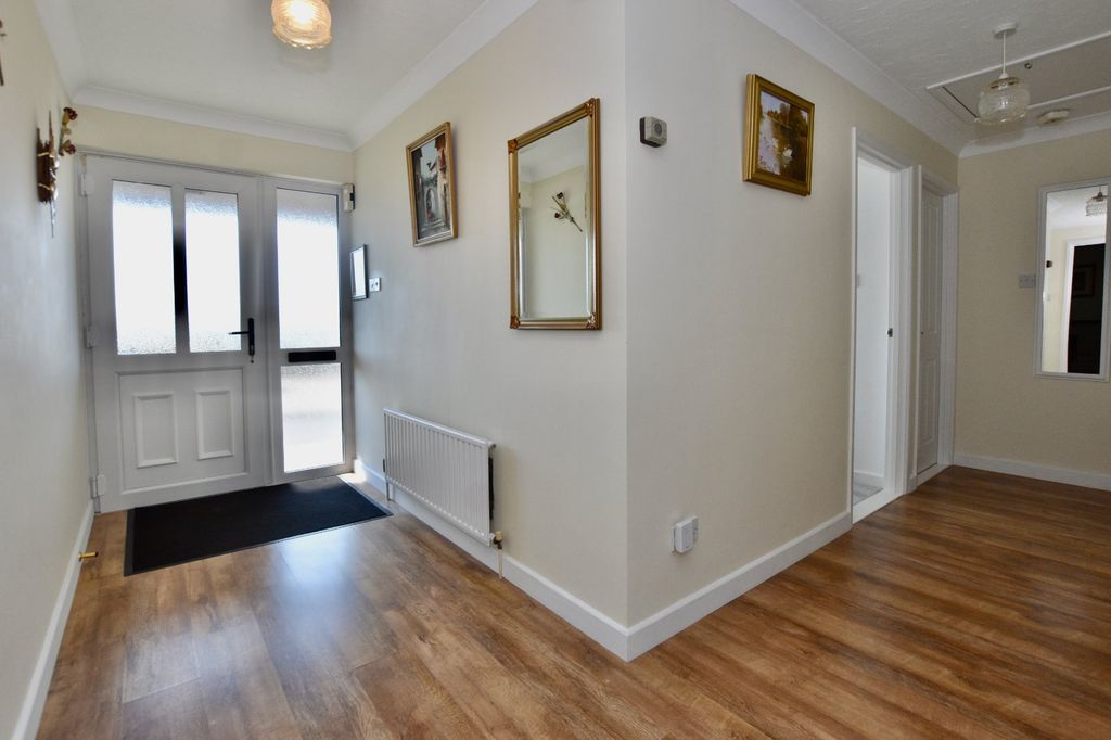 Property photo 3 of 19 Entrance Hall