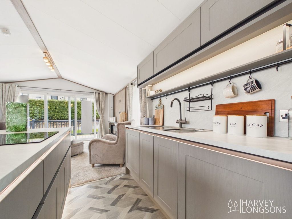 Property photo 2 of 20 Willerby Vogue Classique Kitchen Island Plas Coch