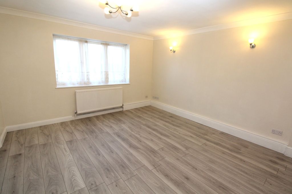 Property photo 2 of 8 Lounge