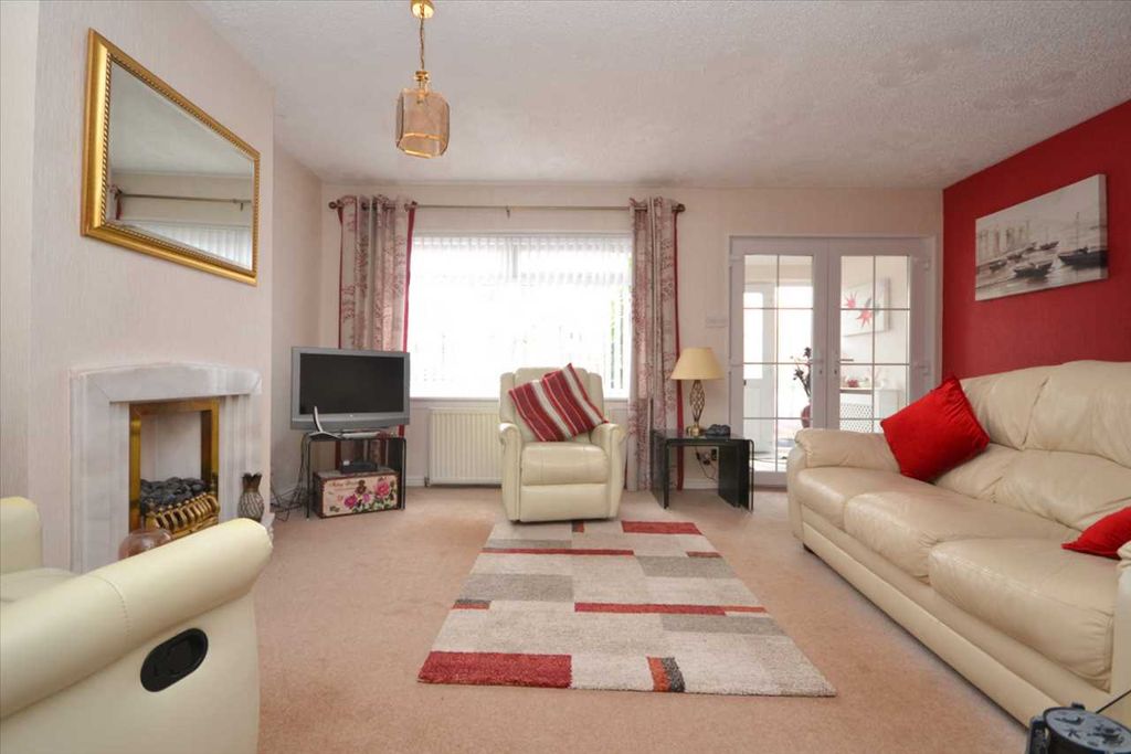 Property photo 3 of 21 Lounge