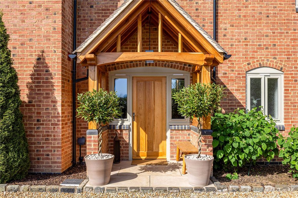Property photo 2 of 30 Entrance Por