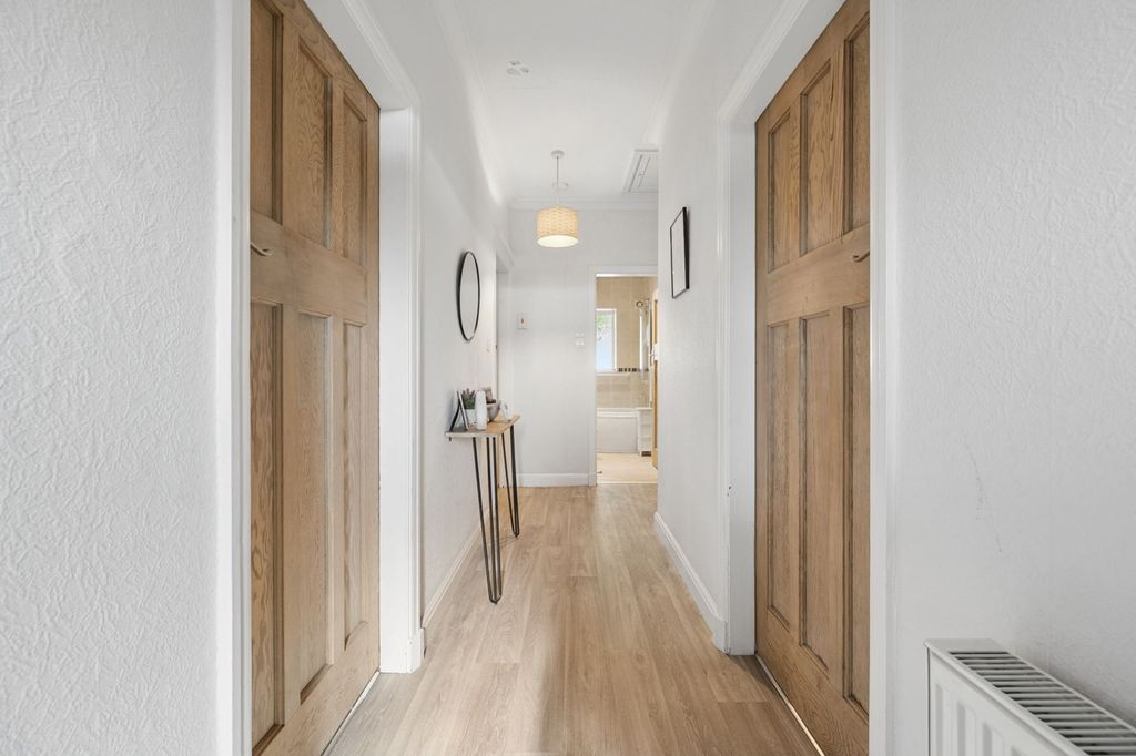 Property photo 2 of 33 Entrance Hall