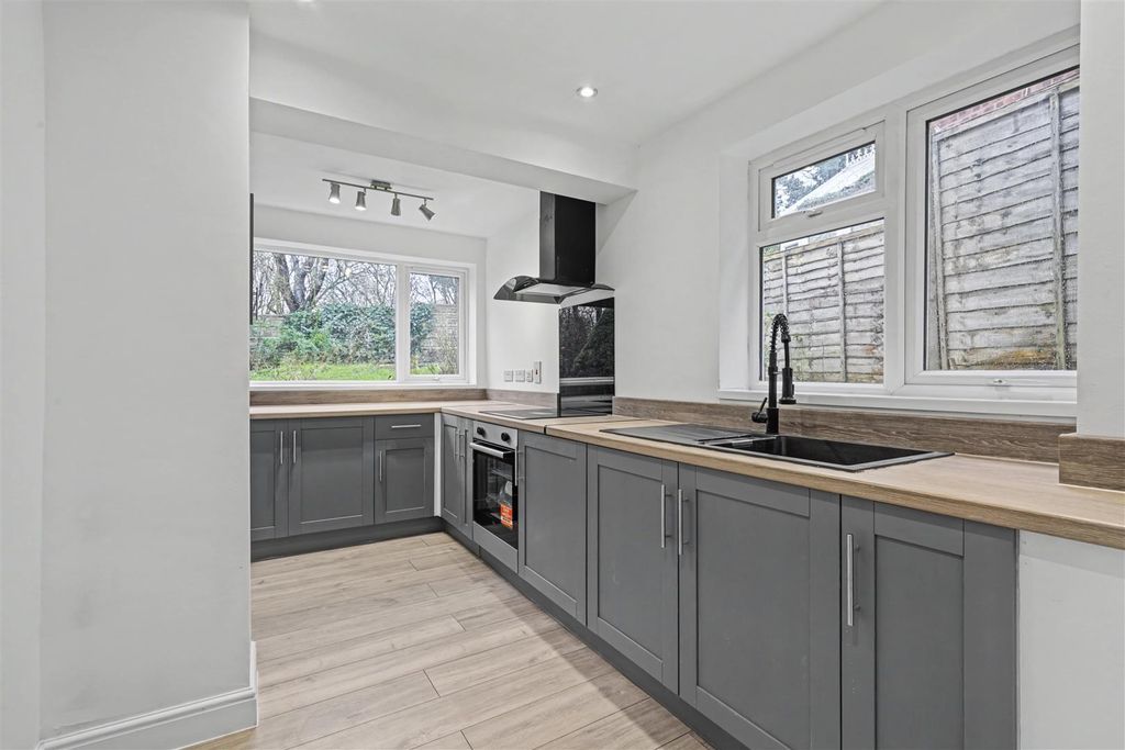 Property photo 3 of 16 Kitchen