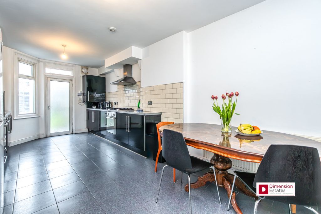 Property photo 3 of 24