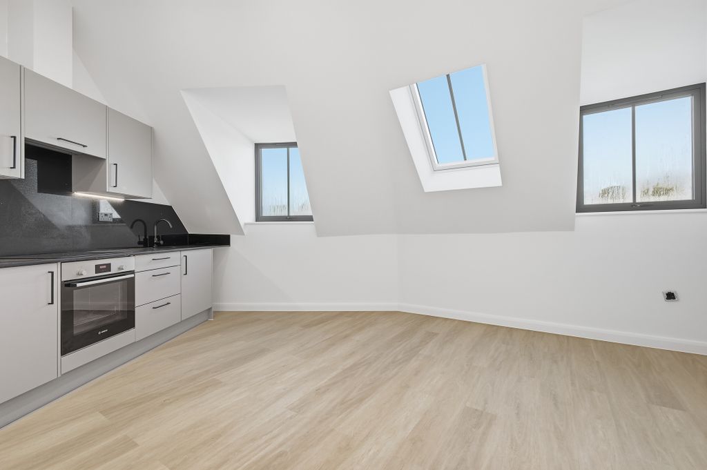 Property photo 3 of 11 Kitchen