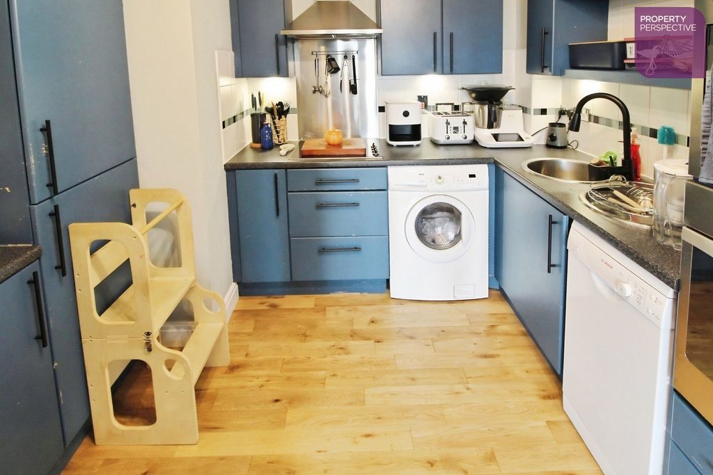 Property photo 3 of 10 Kitchen