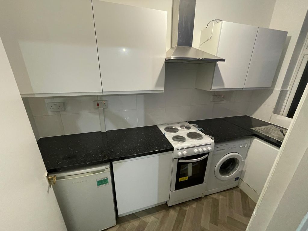 Property photo 1 of 9 Studio To Rent Hill Road, Mitcham Cr4