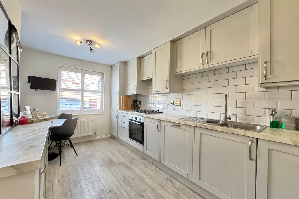 Property photo 3 of 15 Kitchen
