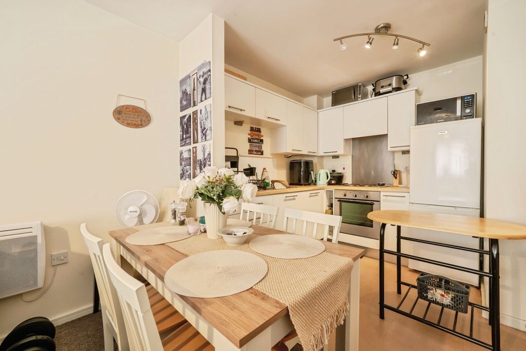 Property photo 3 of 11 Dining/Kitchen