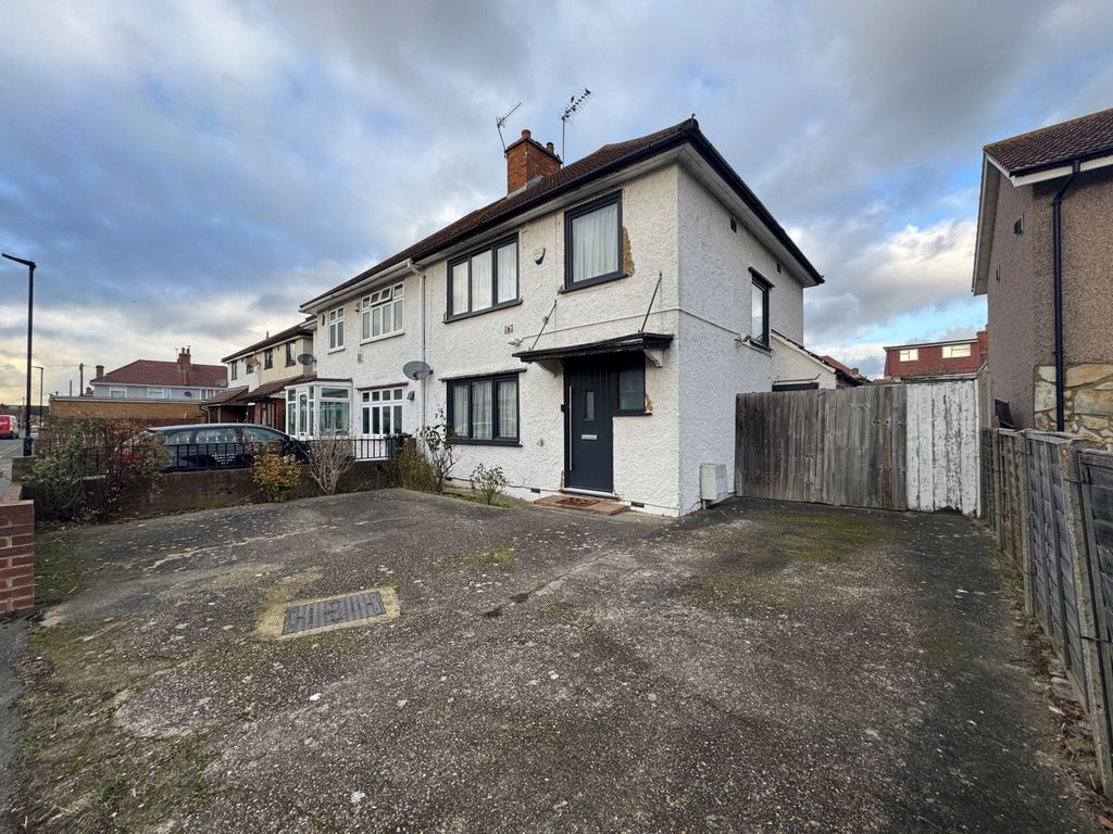 Property photo 1 of 19 Victoria Gardens, Hounslow, Tw5 9De