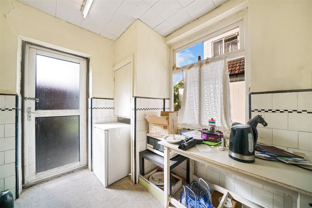 Property photo 2 of 9 176 Braemar Avenue - Cwtleat4Zlppoor7Cckn.Jpg