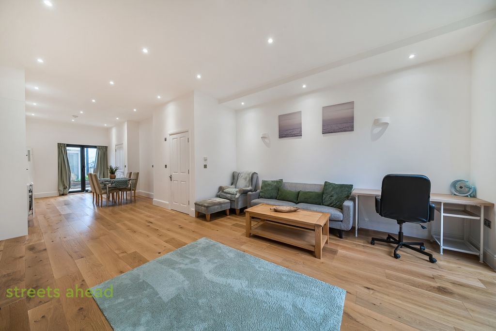 Property photo 3 of 20 ee32d63c-4899-484...