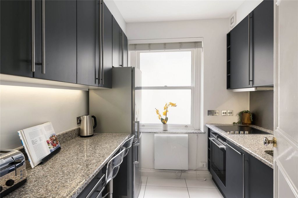 Property photo 3 of 7 Kitchen