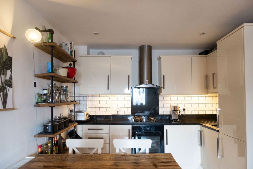 Property photo 3 of 9 Kitchen
