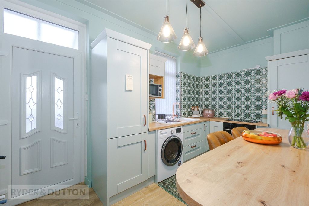 Property photo 3 of 19 Kitchen