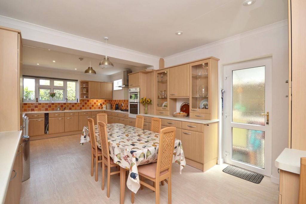 Property photo 3 of 27 Kitchen/Breakfast Room