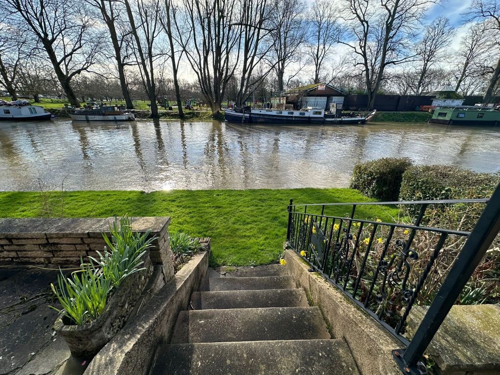 Property photo 2 of 24 Riverside Court