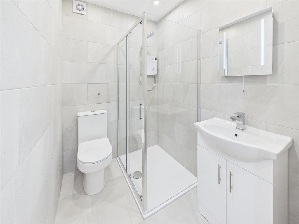 Property photo 2 of 3 Flat B - 140 Bathroom 2 .Jpg