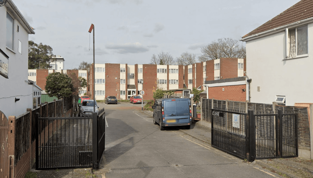 Property photo 1 of 8 Sandown Close, Cranford, Hounslow, Tw5 9Sg