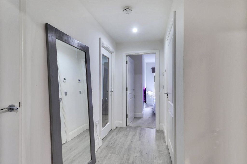Property photo 2 of 8 Entrance Hall