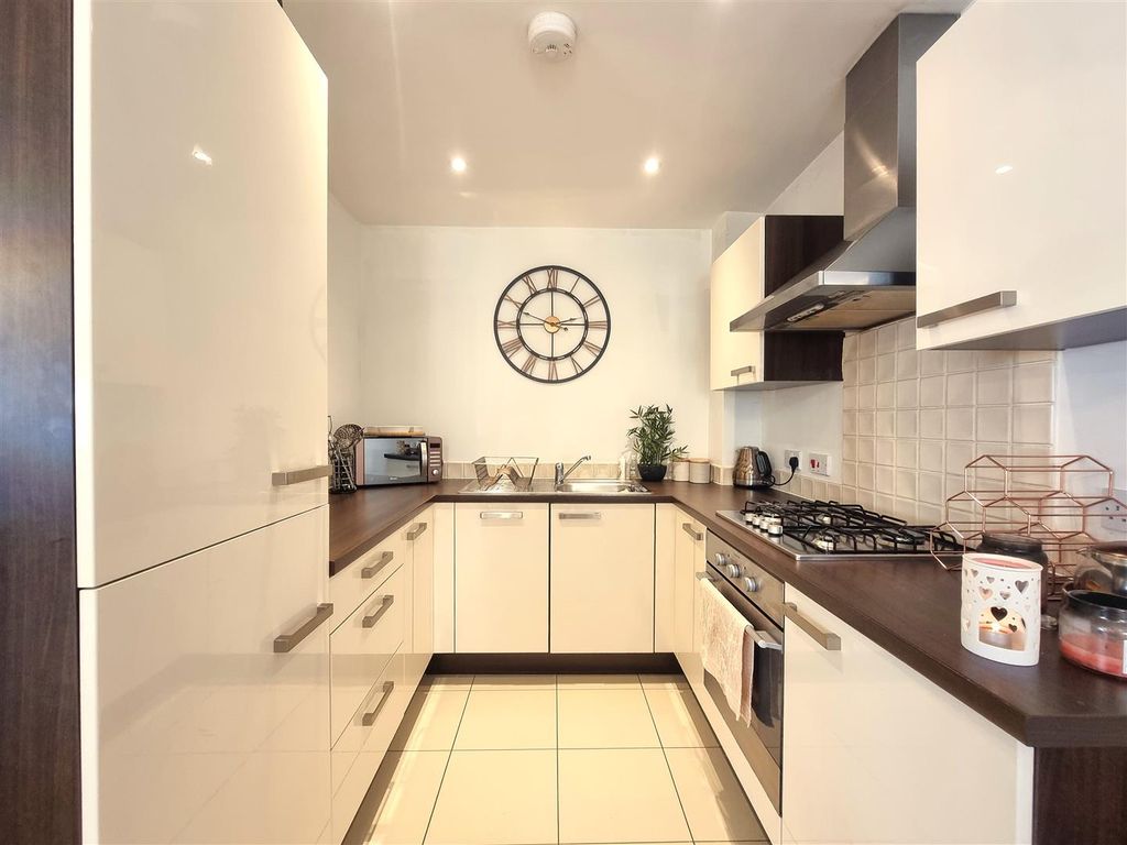 Property photo 2 of 10 Kitchen