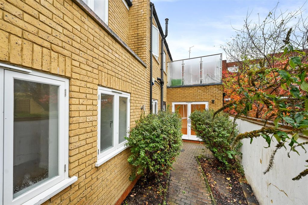 Property photo 1 of 9 Niveda Close