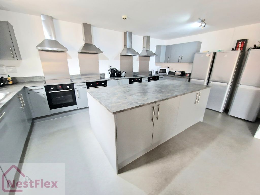 Property photo 3 of 9 Kitchen