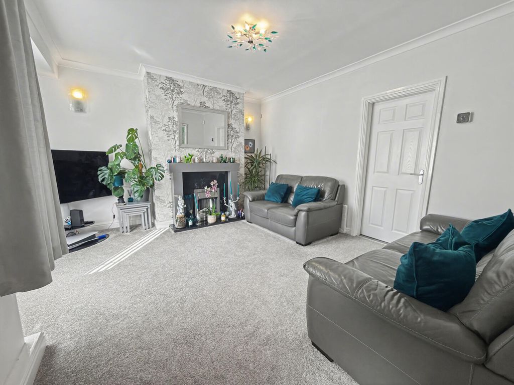 Property photo 3 of 14 Lounge