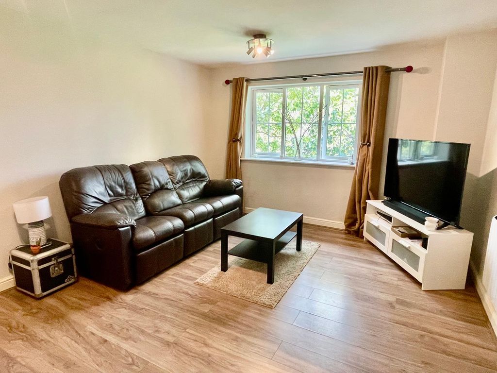 2 bed flat for saleWaterside, Chesham HP5 photo 3