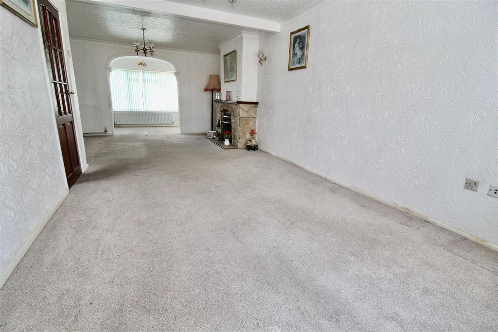 Property photo 3 of 25 Lounge