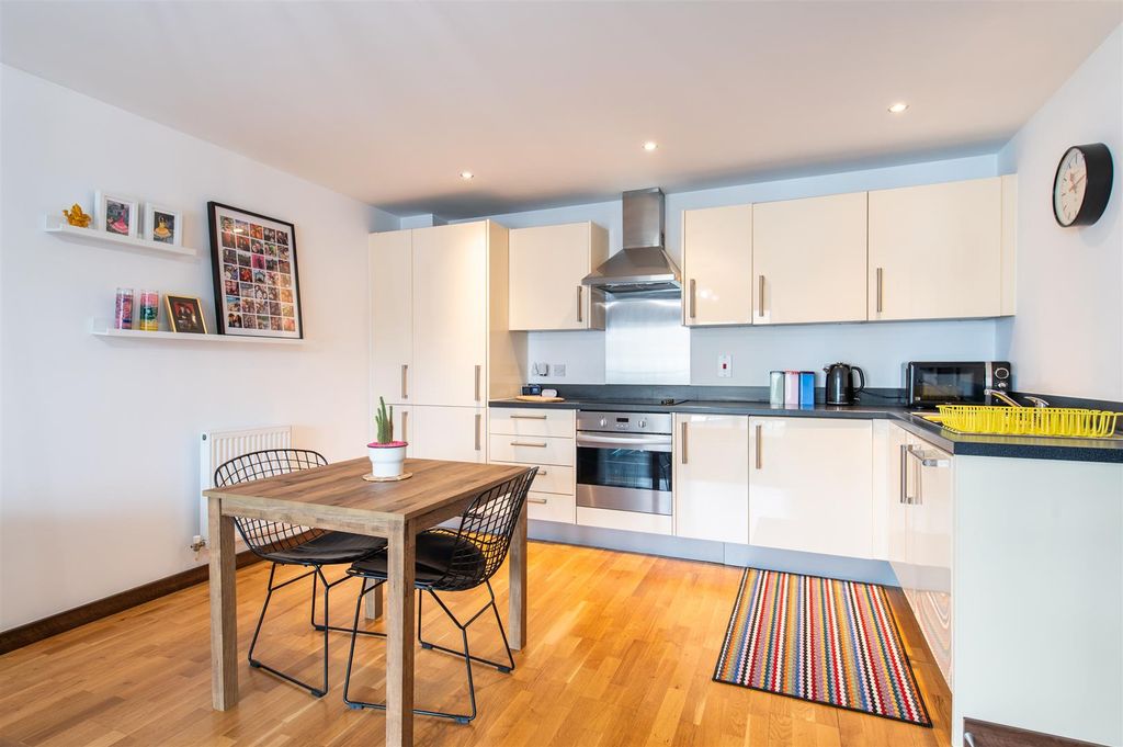 Property photo 2 of 16 49Cornhillplace-09.Jpg