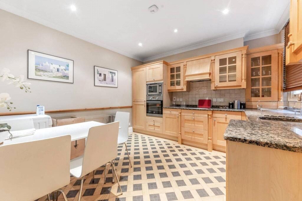 Property photo 3 of 10 Kitchen