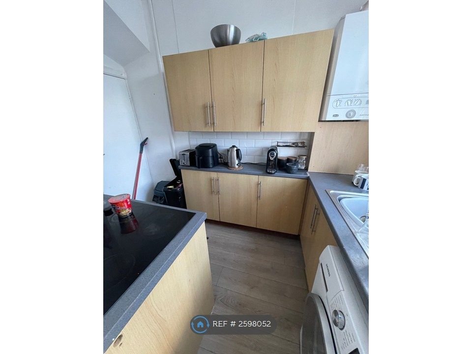 Property photo 3 of 9 Kitchen